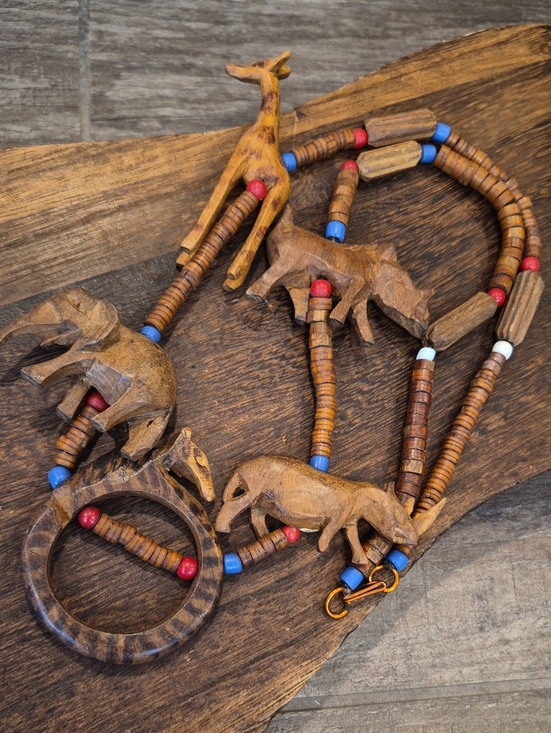 None Jewelry - Vtg Wooden Safari Animals Beaded Necklace, Elephant, Giraffe, Wild Boar, & Rhino